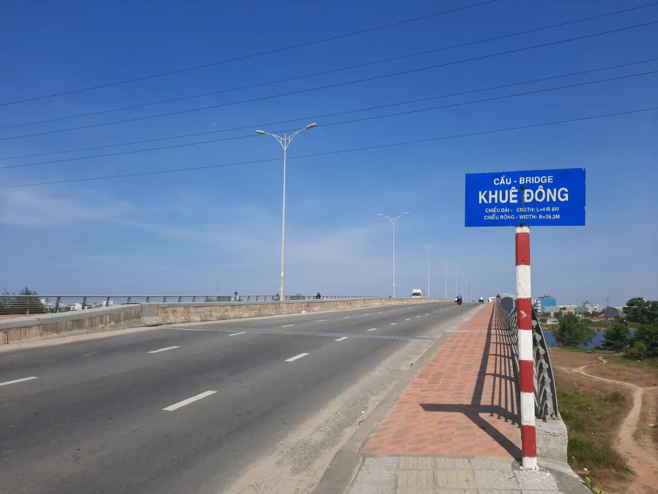 Biển báo cầu Khuê Đông trên đường Võ Chí Công, nối phường Hòa Xuân với phường Hòa Quý, Đà Nẵng
